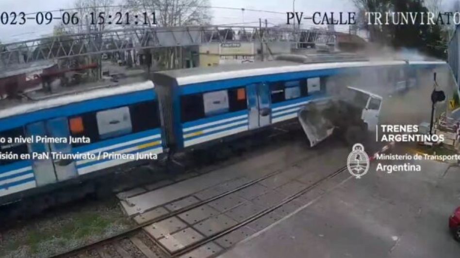 Impactante colisión entre un tren del ramal Roca y un camión en Quilmes